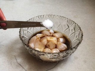 5、干贝海鲜粥,白糖一克提鲜增香,腌制