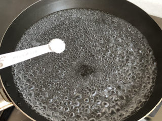 6、干贝海鲜粥,水开,加一克盐入底味