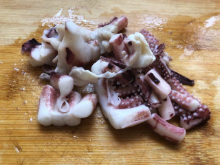 8、干贝海鲜粥,切小段备用