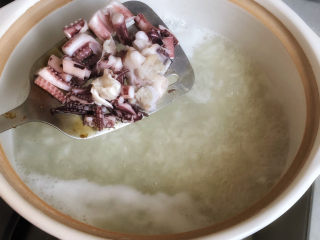 11、干贝海鲜粥,加入鱿鱼,继续煮