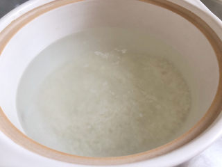9、干贝海鲜粥,沸水煮粥,大米淘洗干净,加入锅中中火煮开,转小火慢煮三十分钟