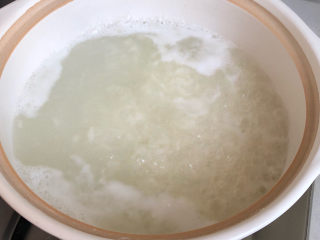 10、干贝海鲜粥,煮至大米开花,粥变得浓稠