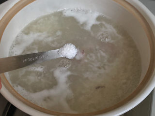 12、干贝海鲜粥,加三克盐调味