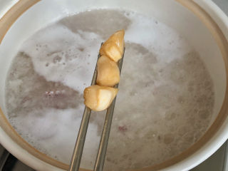 14、干贝海鲜粥,加入腌制好的干贝,继续煮十分钟