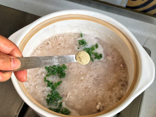 15、干贝海鲜粥,最后加香葱碎、三克白胡椒粉去腥增香