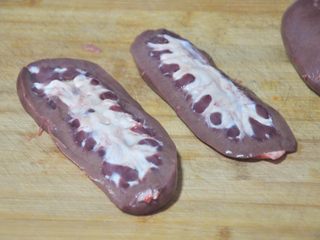 1、火爆腰花,猪腰横切两半后去掉中间白色部分和内部比较红的一层，清洗干净，这一步非常重要，不然会有异味。