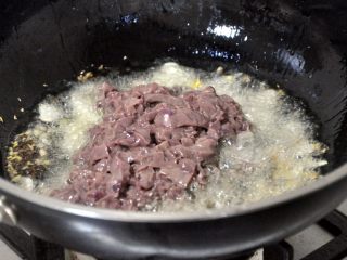 7、火爆腰花,随后倒入腰花，全程大火。