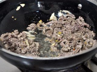 8、火爆腰花,快速翻炒几下，这个时间不宜过长。