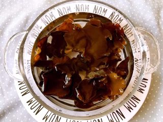 2、木须肉,先把木耳洗干净，用温水泡发