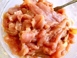 5、木须肉,加一点点水进去，拌匀腌制15分钟