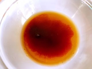 7、木须肉,加两勺清水调成料汁备用