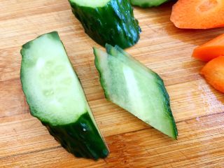 9、木须肉,把黄瓜放倒切出来的就是菱形状
