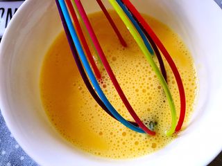 12、木须肉,鸡蛋打到碗里搅拌均匀