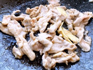 16、木须肉,翻炒至肉片颜色变白变浅