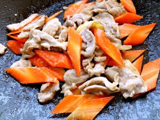 17、木须肉,依次加入胡萝卜煸炒～