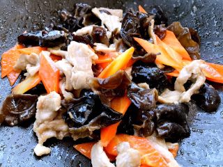 18、木须肉,然后加木耳翻炒