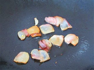 5、腊肉蒜香卷心菜,热锅放入肥腊肉部分炸出油来