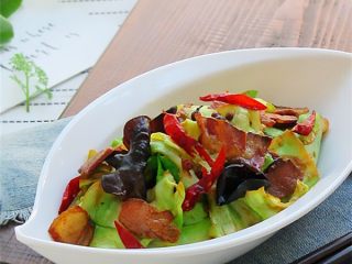 11、腊肉蒜香卷心菜,腊肉出锅装盘，哇！腊肉好美哦！太馋人啦