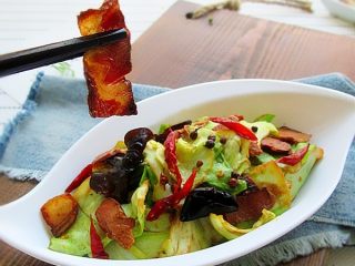 12、腊肉蒜香卷心菜,这样更馋人哦，快趁热吃吧，才最好吃