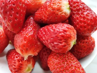 2、自制草莓酱,草莓洗净去蒂，控干水分