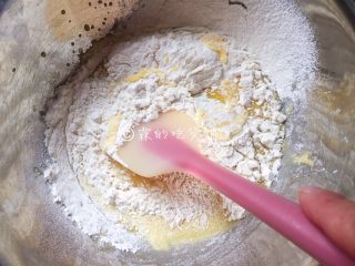 6、网红的肉松小贝,倒入过筛后的低粉，翻拌至无干粉