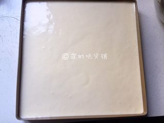 11、网红的肉松小贝,倒入铺了油布的烤盘中，用力震几下，震出气泡。烤箱预热，170度，35分钟左右（具体的时间温度请根据自家烤箱灵活设定。）