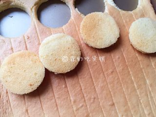 14、网红的肉松小贝,晾凉的蛋糕片用大小合适的模具（杯子、盖子或小慕斯圈等等）抠出一个圆片