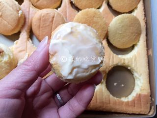 15、网红的肉松小贝,取一片，抹上色拉酱，再取一片盖上去