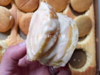 16、网红的肉松小贝,随后在蛋糕的上、下二面及四周都抹上色拉酱