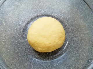 4、玉米粉窝窝头,揉成面团,盖上保鲜膜发酵至两倍大。