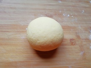 7、玉米粉窝窝头,发酵好的面团揉光排气。