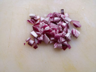 6、大米披萨,再把洋葱清洗干净，切成小丁，