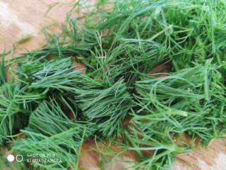 3、茴香小油条(不用手揉),切成1.5cm左右的小段。