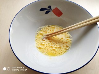 5、茴香小油条(不用手揉),搅打均匀。