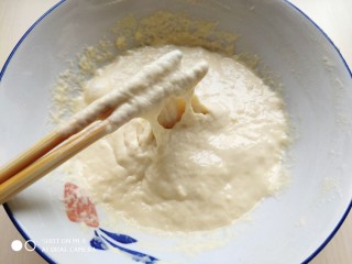 7、茴香小油条(不用手揉),面糊不要太稀,能挂在筷子上,但不能快速滴落。