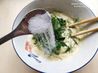 9、茴香小油条(不用手揉),根据个人口味加入适量的盐。