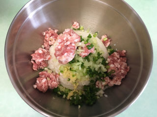 2、糯米肉丸子,将蒸熟的糯米饭，西芹，小香葱，蒜沫放入盆中。