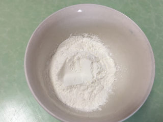 6、糯米肉丸子,拿出准备的玉米淀粉。