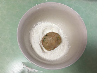 8、糯米肉丸子,然后放入玉米淀粉的碗中，粘适量淀粉。