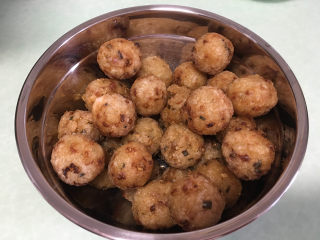 12、糯米肉丸子,炸至表面金黄捞出。