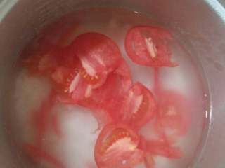 2、西红柿鸡蛋粥,米饭倒进锅里加水(水没过米饭)，西红柿切成薄片倒进去，盖上盖子熬制。开锅后熬半个小时(如果是生米就要熬一个小时)