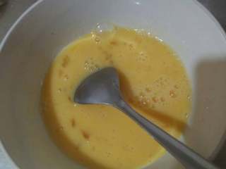 3、西红柿鸡蛋粥,把鸡蛋搅匀，最好搅出沫！