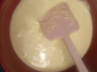 3、柔软到出乎意料-奶酪蛋糕卷,过筛到碗里随便冷却