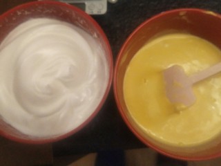 14、柔软到出乎意料-奶酪蛋糕卷,打好的蛋白糊准备拌入蛋黄中