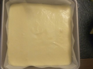 18、柔软到出乎意料-奶酪蛋糕卷,刮刀慢慢抹平震出大气泡