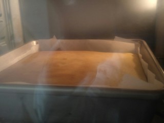 19、柔软到出乎意料-奶酪蛋糕卷,烤箱180度20分钟烤到表面上色均匀金黄