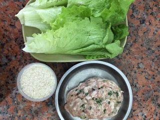 1、生菜丝肉丸粥,准备材料