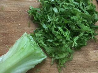 2、生菜丝肉丸粥,生菜叶洗净，切丝