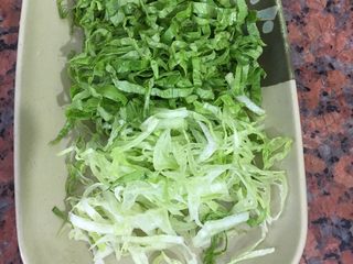 3、生菜丝肉丸粥,切完成