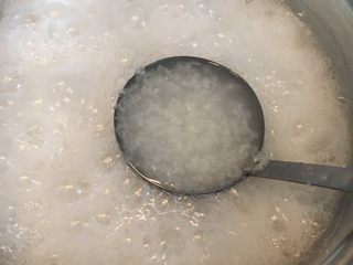 4、生菜丝肉丸粥,米洗净，放入锅里煲1小时左右，大约开始绵稠状态